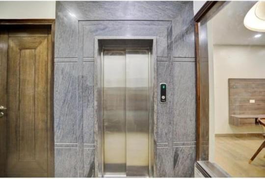 Vibe Hotel Noida Bagian luar foto