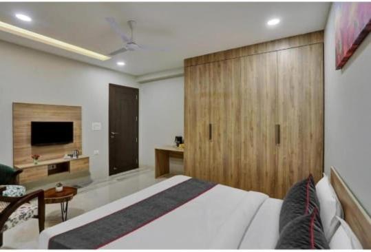 Vibe Hotel Noida Bagian luar foto