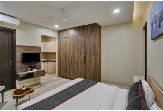 Vibe Hotel Noida Bagian luar foto
