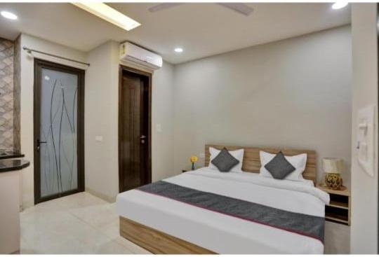 Vibe Hotel Noida Bagian luar foto